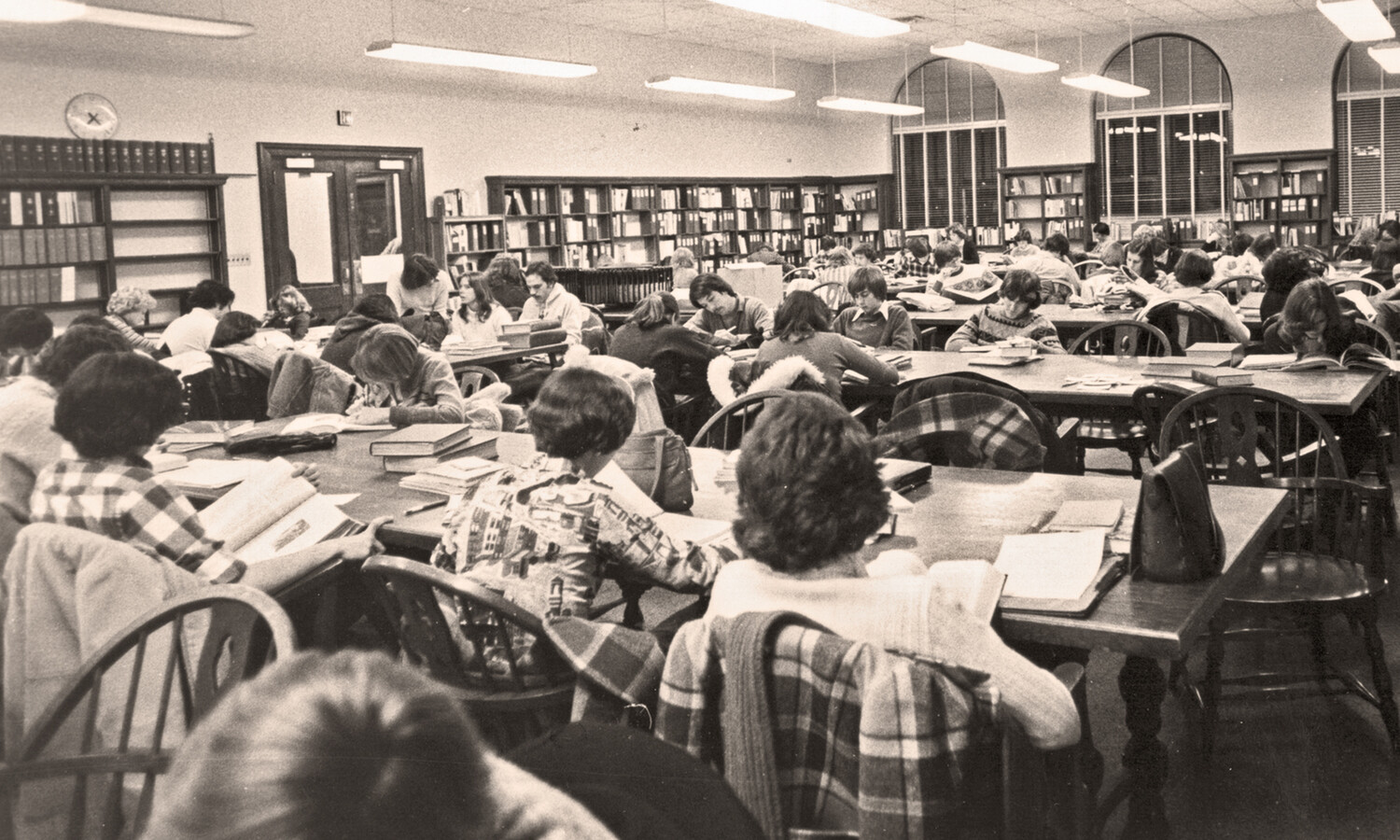 1978, A crowed Madison Memorial Library before addition was built, James Madison University